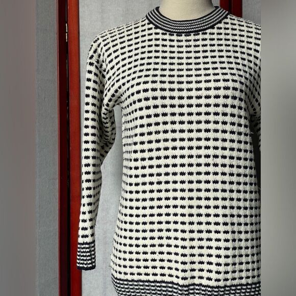 Stewart’s Vintage White & Blue Pullover Crewneck Knit Sweater (Size: Small) - Picture 11 of 12